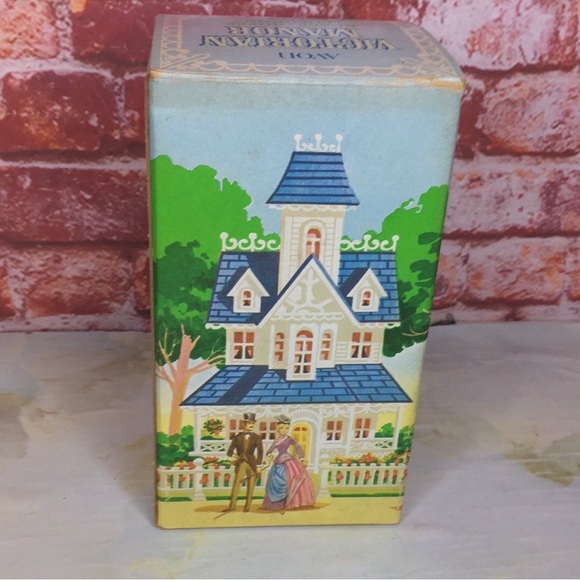 Vintage 70s Avon Victorian Manor Perfume Bottle - Picture 8 of 10